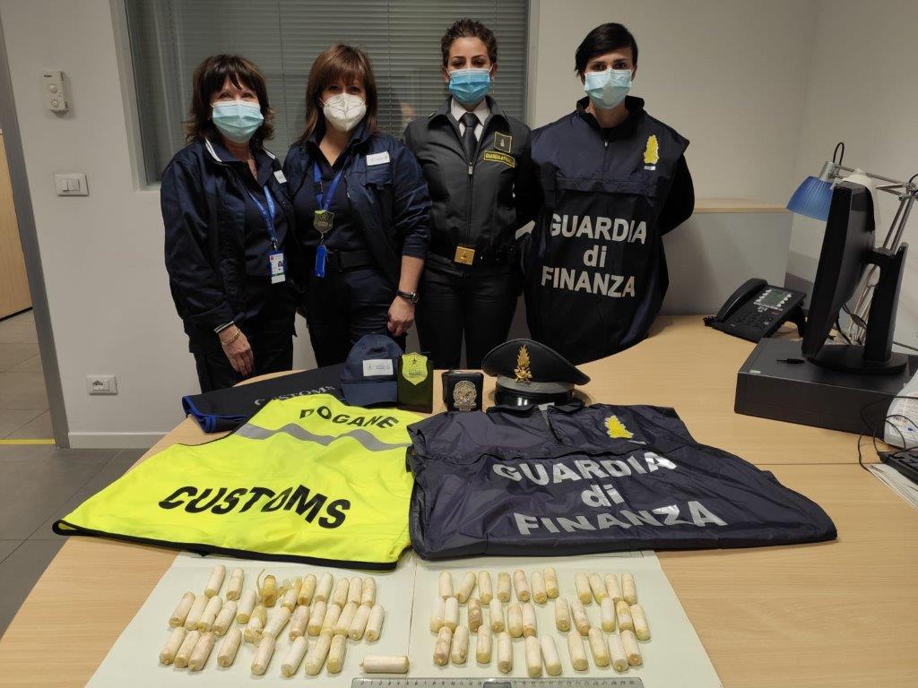Ingerisce all’aeroporto “Vespucci” 65 ovuli di cocaina: arrestato dalla Guardia di Finanza