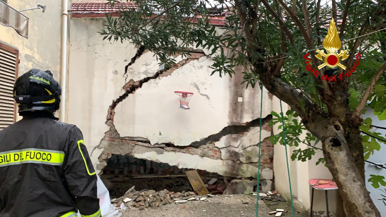 Crolla parte di capannone a Firenze: 8 famiglie vicine evacuate – FOTO E VIDEO