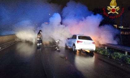 L'auto prende fuoco sulla declassata... paura in serata a Prato - LE FOTO