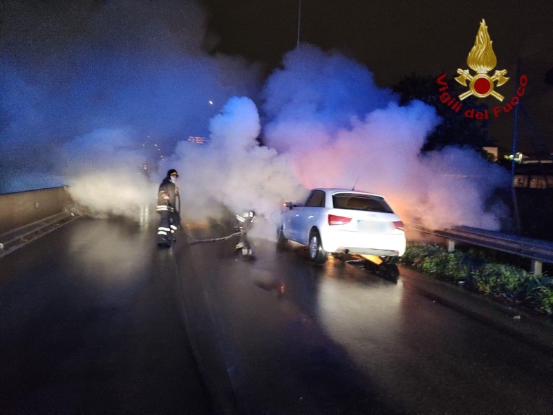 L’auto prende fuoco sulla declassata… paura in serata a Prato – LE FOTO