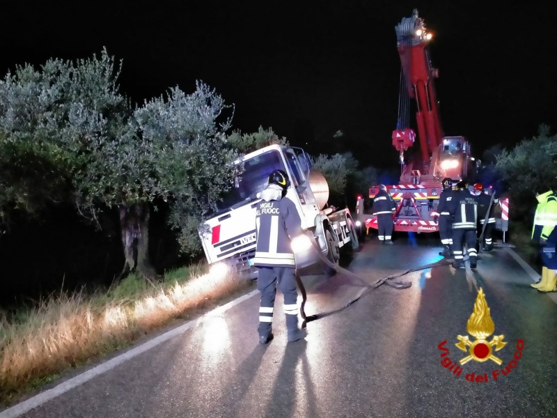 Autobotte uscita di strada a Carmignano – GUARDA LE FOTO