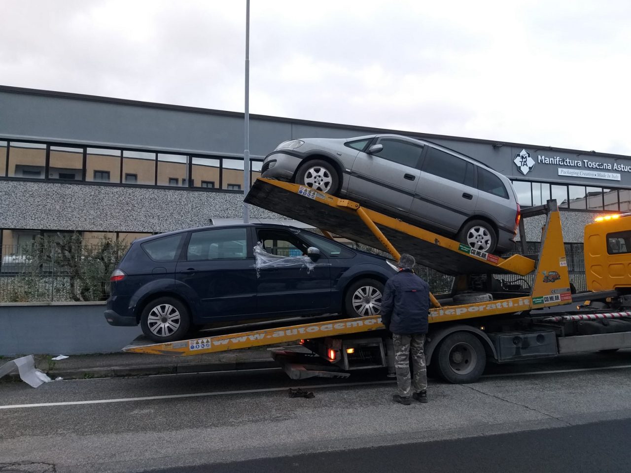 La polizia municipale di Carmignano ha rimosso due auto abbandonate nella zona industriale di Ficarello LE FOTO