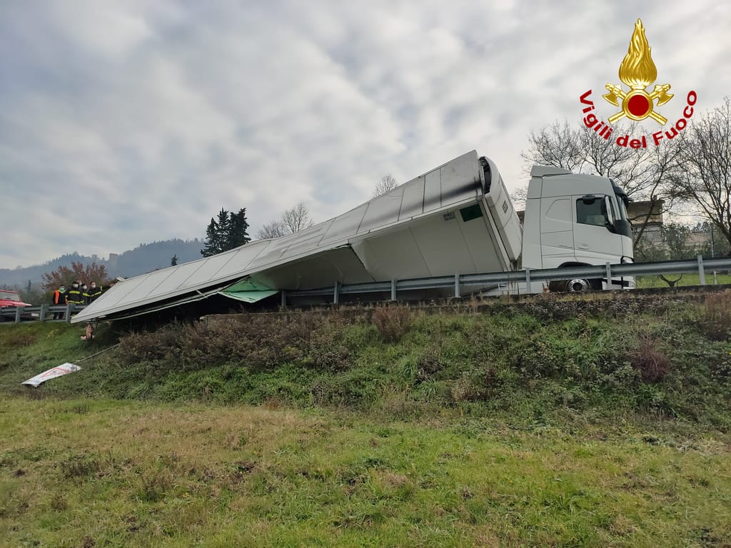Tir si ribalta a Pelago, nessuna conseguenza dopo l’incidente