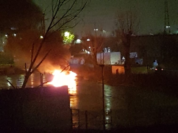 Prende fuoco materiale accatastato fuori da una fabbrica in via Fratelli Cervi a Capalle -LE FOTO