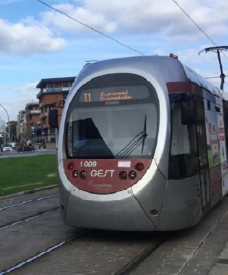 Tram finisce fuori dai binari allo scambio: è bufera politica