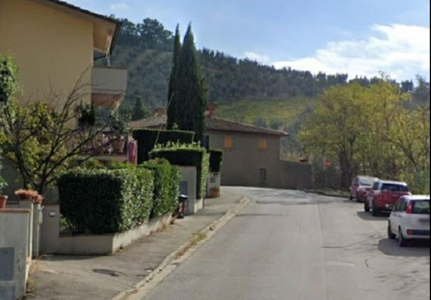 A Carmignano le “pietre impazzite” danneggiano le auto in sosta: tre casi, chiesti i danni al Comune