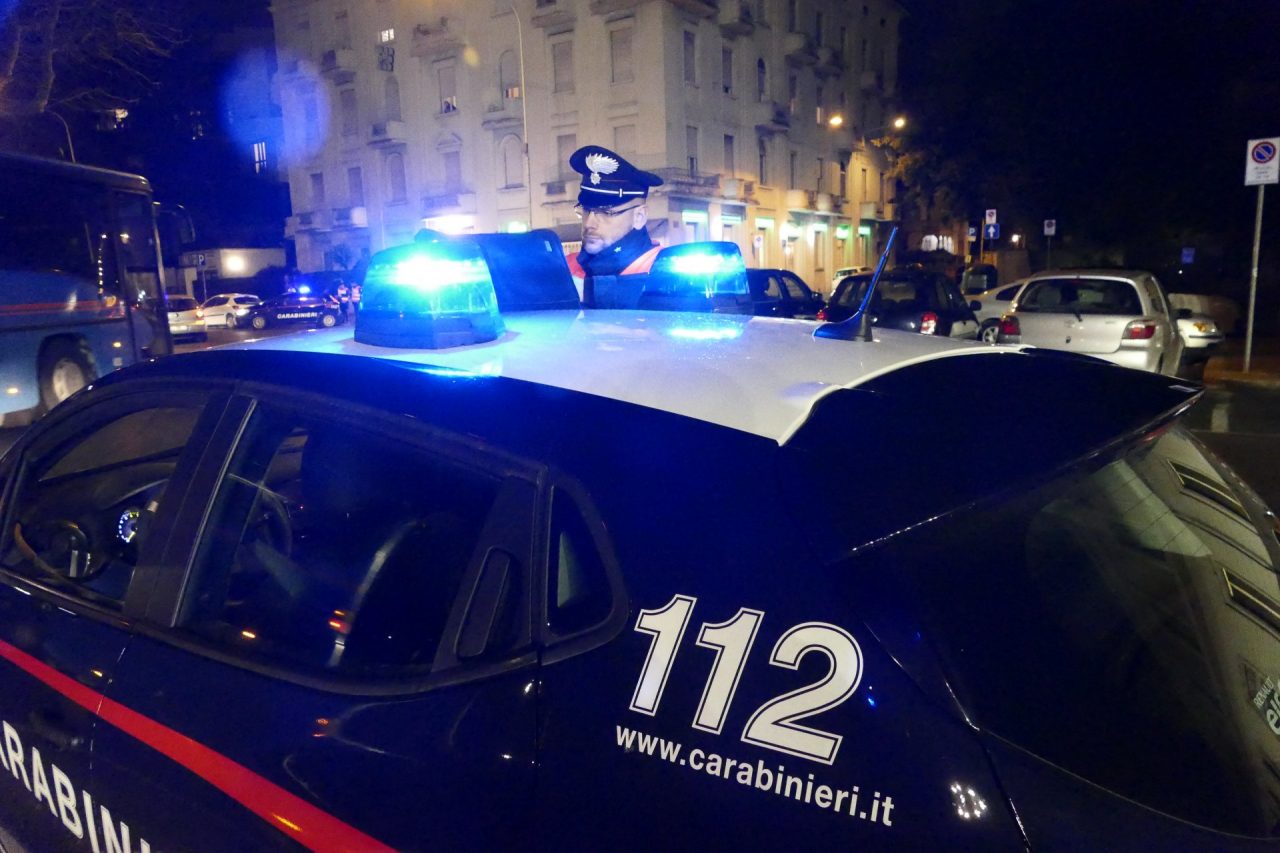 Nascondeva droga sotto la tappezzeria della cappotta dell’auto: arrestato 23enne