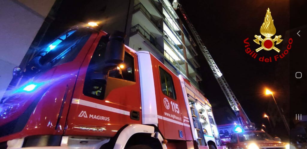 Incendio in un condominio: trovato cadavere carbonizzato