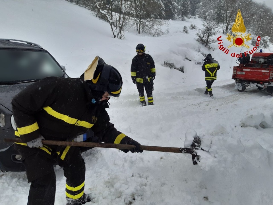 Veicolo bloccato dalla neve, liberato dai soccorsi