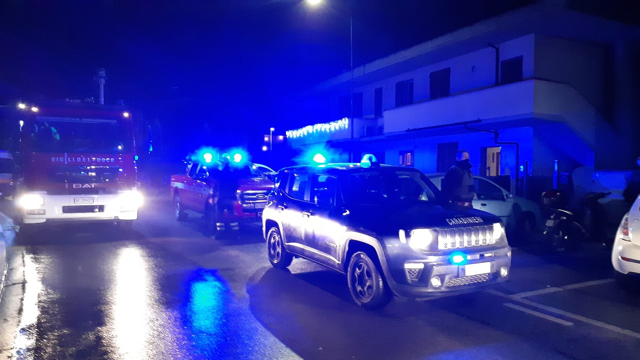 Tenta di accoltellare i militari, poi si barrica in casa minacciando di incendiarla: arrestato 57enne di Comeana