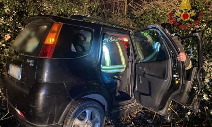 Ghiaccio sull'asfalto: esce di strada con l'auto