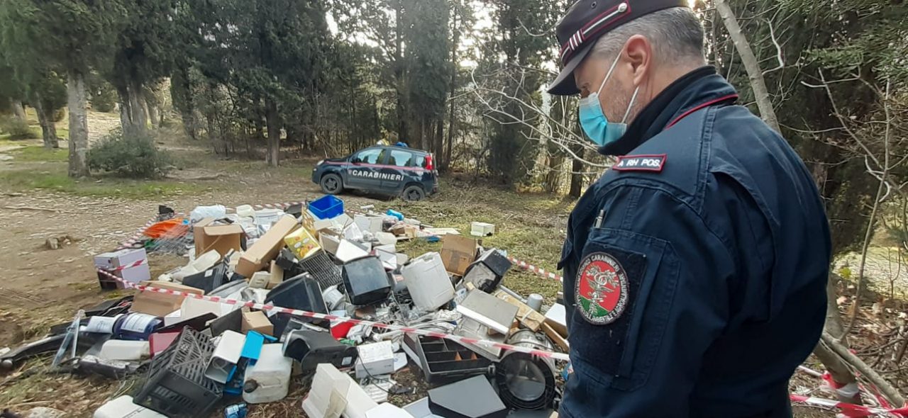 Discarica a cielo aperto: macchine da caffè e cialde scaricati a Sesto