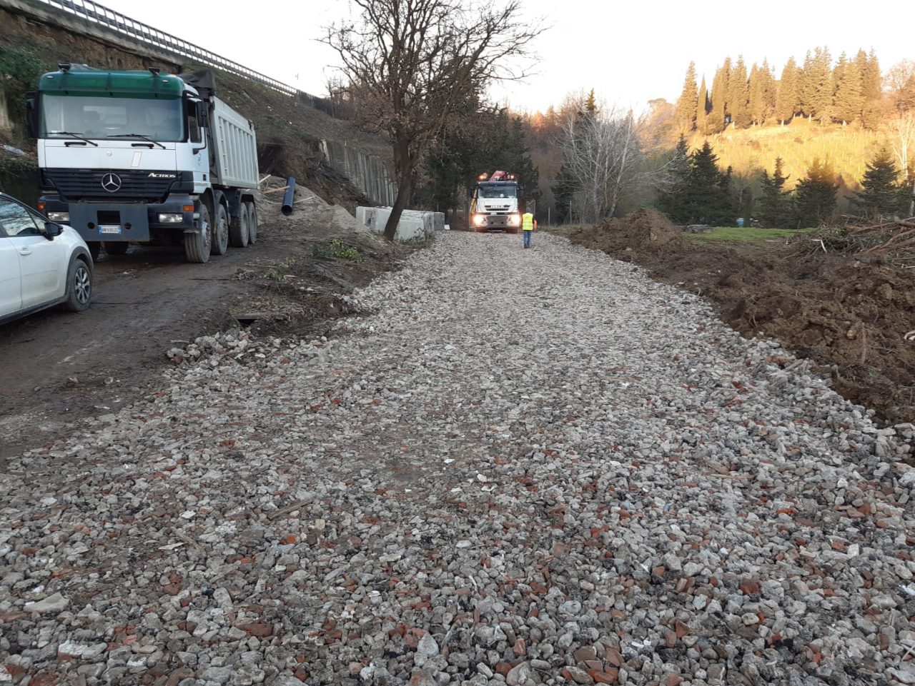 Interruzione di via di Carcheri: prosegue la realizzazione del bypass che consentirà di riaprire la strada al traffico