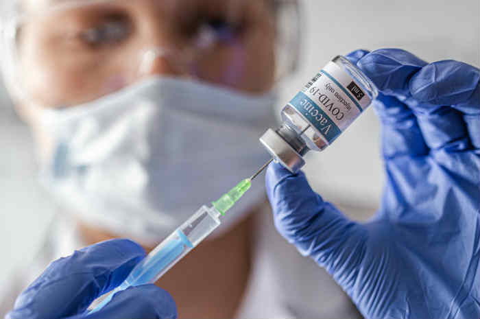 Lotto AstraZeneca, la Toscana ha già sospeso le dosi non utilizzate