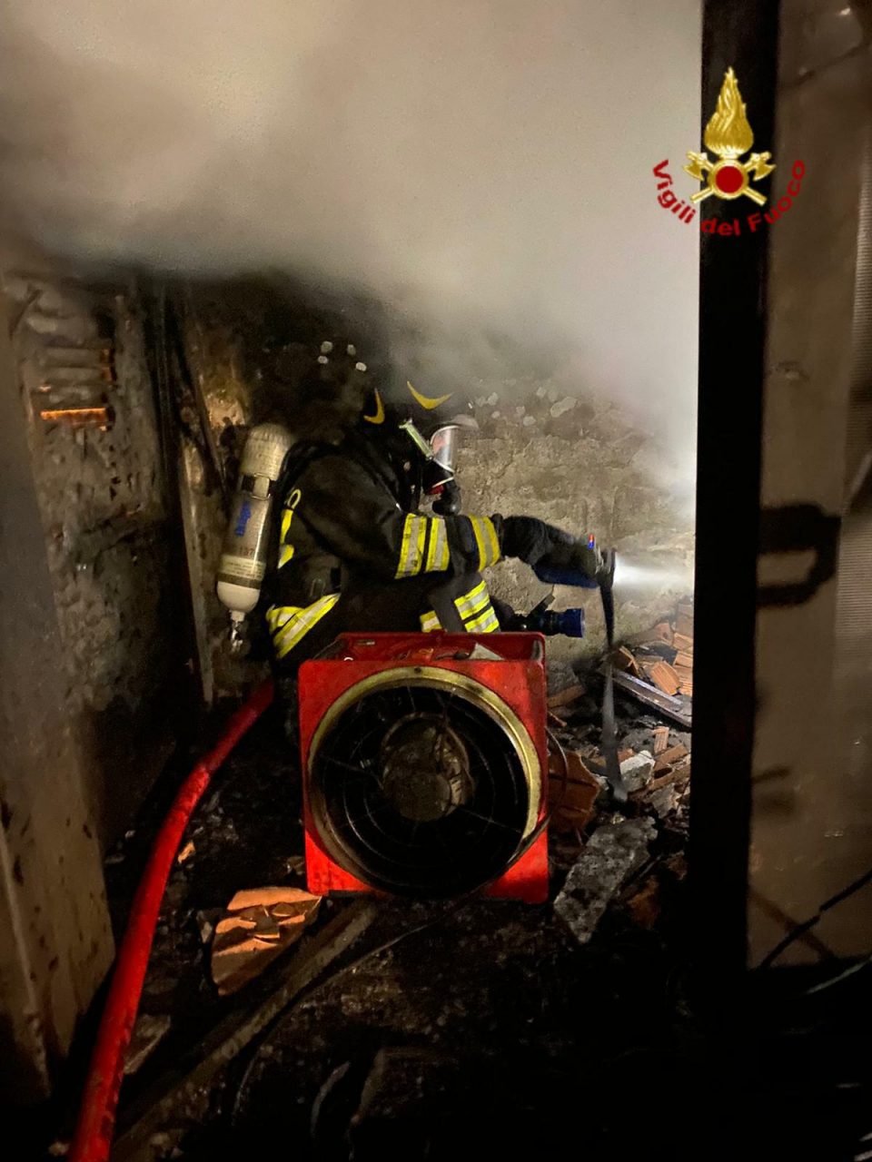 Incendio in una piccola ditta artigianale, interventi i vigili de fuoco di Prato