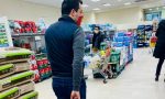 Salvini posta le foto della spesa al supermercato di Firenze e i social si scatenano