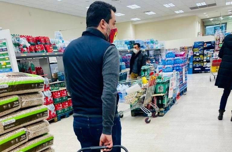 Salvini posta le foto della spesa al supermercato di Firenze e i social si scatenano