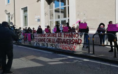 Sit in per dire no allo stupro davanti al bar di Camuffo