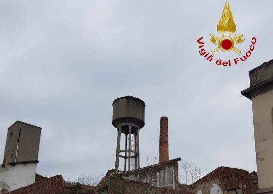 Serbatoio di 15 metri cubi d’acqua sul tetto di un edificio in stato di abbandono: troppo pericoloso