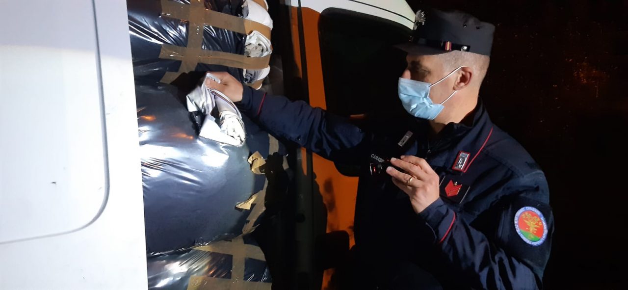 Beccato a scaricare 300 chili di rifiuti illegalmente