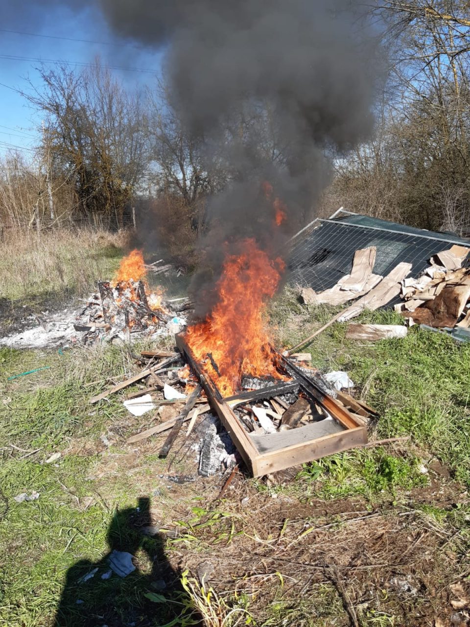 Reggello: colti sul fatto mentre bruciavano rifiuti speciali