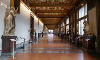Selfie al museo, ma a caro prezzo: agli Uffizi arrivano le balaustre anti-incidenti