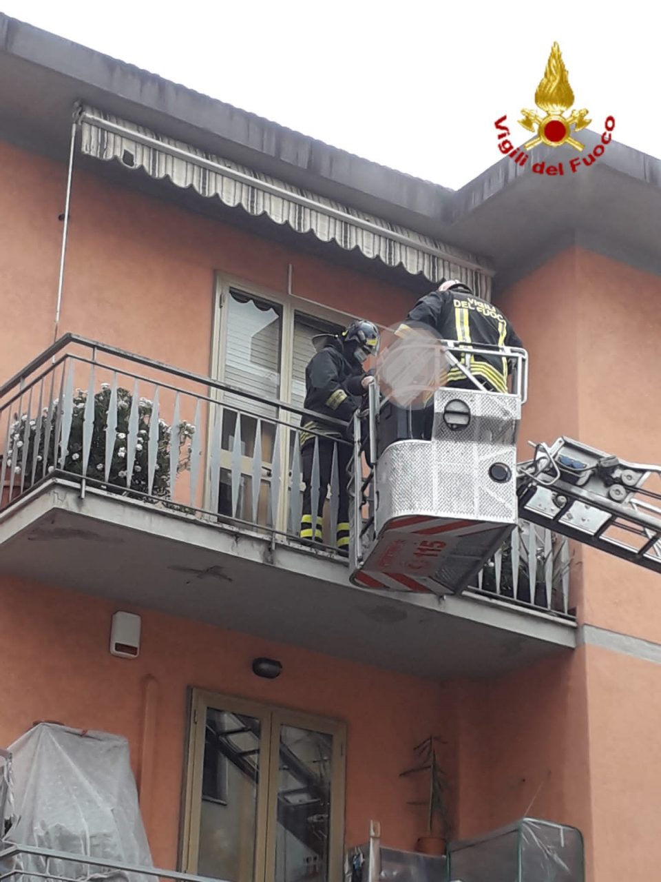 Fiamme in un appartamento a Prato: vigili del fuoco evacuano 6 persone di cui tre bambini. In cinque al Pronto Soccorso