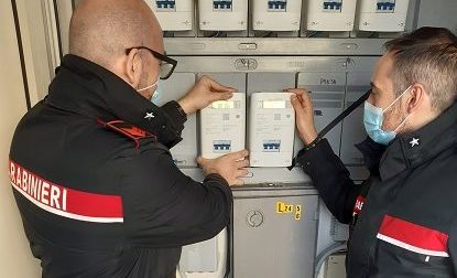 Occupa un appartamento e poi si allaccia abusivamente alla linea elettrica: scoperto e arrestato