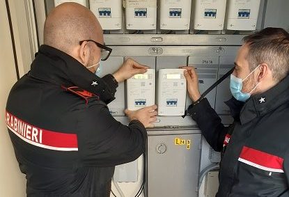 Occupa un appartamento e poi si allaccia abusivamente alla linea elettrica: scoperto e arrestato