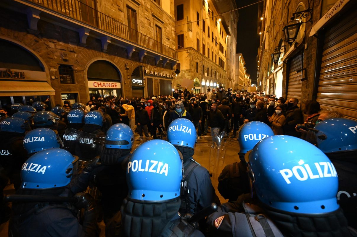 Scontri a Firenze durante la protesta non autorizzata: 19 misure cautelari
