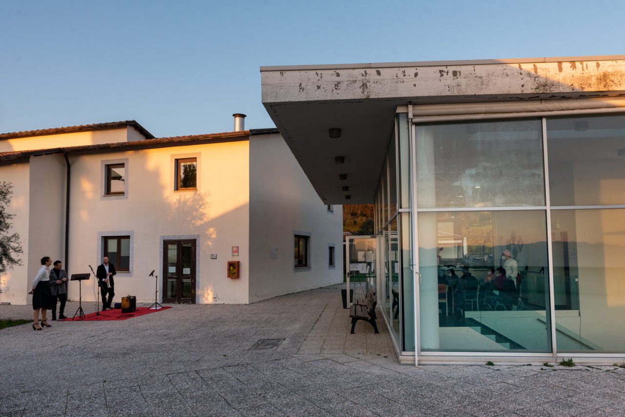 Le consegne poetiche a domicilio fanno tappa all’Rsa di Cicignano