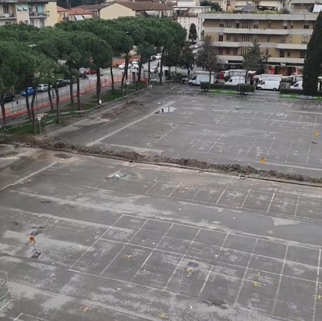 Piazza Togliatti a Scandicci: lavori a rilento, parcheggi ridotti e tanti disagi