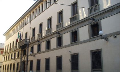 Crolla pezzo di cornicione da palazzo Questura a Firenze