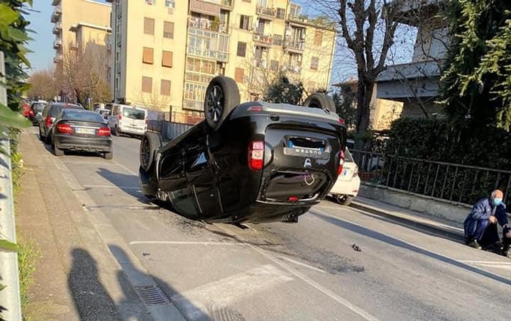 Incidente a Campi questa mattina: auto si ribalta