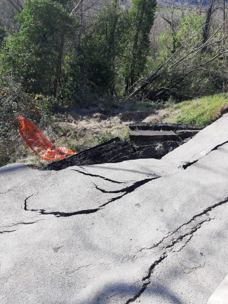 Passatore, strada disastrata. L’attacco di FI: “Abbandono incuria e pericolo”