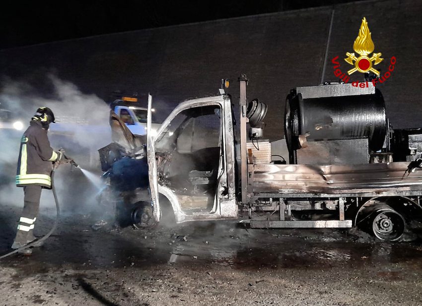Incendio in A1: a fuoco macchina per asfaltatura della strada