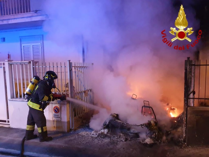 A fuoco una minicar: il fumo invade gli appartamenti