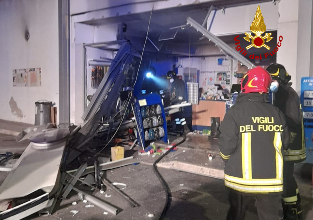 Esplosione in un distributore di carburanti: paura nella notte a Firenze