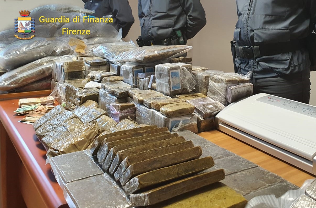Aveva in casa a Fiesole 135kg di droga: la Guardia di Finanza arresta un uomo