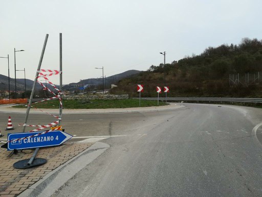Atterra i cartelli stradali alla rotonda. Preso grazie alla telecamere