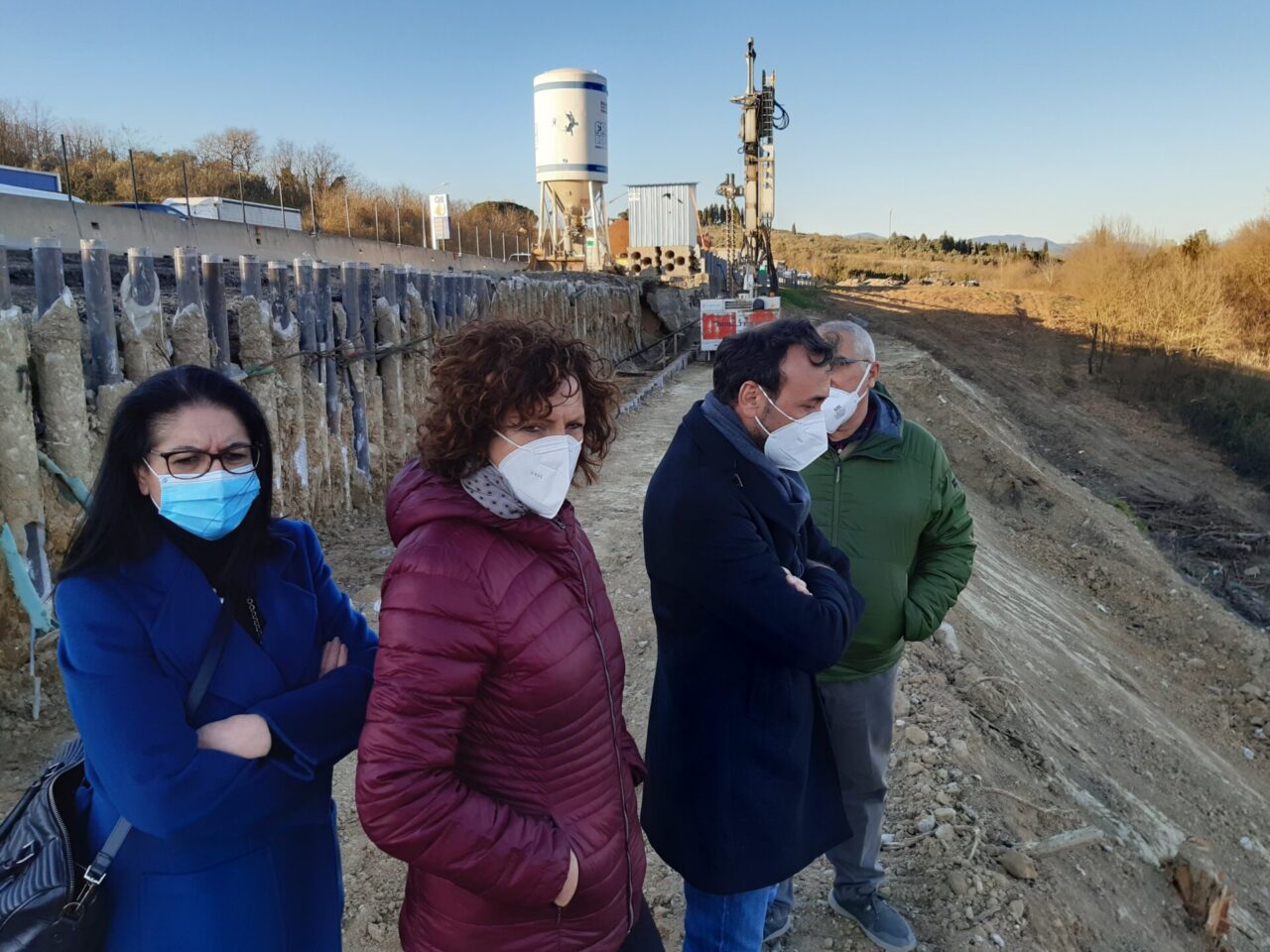 Lastra a Signa, sopralluogo del sindaco Bagni e dell’assessore Caporaso al cantiere dei lavori per il cedimento del muro di contenimento della FiPiLi in via di Carcheri