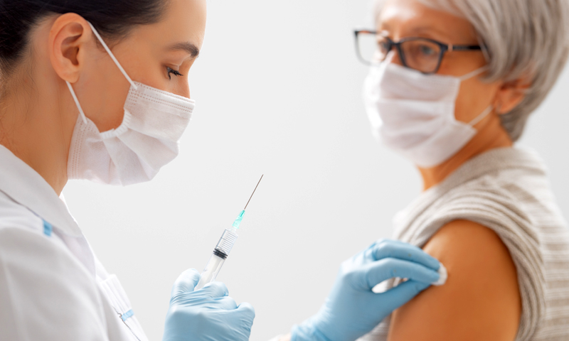 Impennata di casi Covid e l’ordine dei medici: “Non baciatevi per Natale”