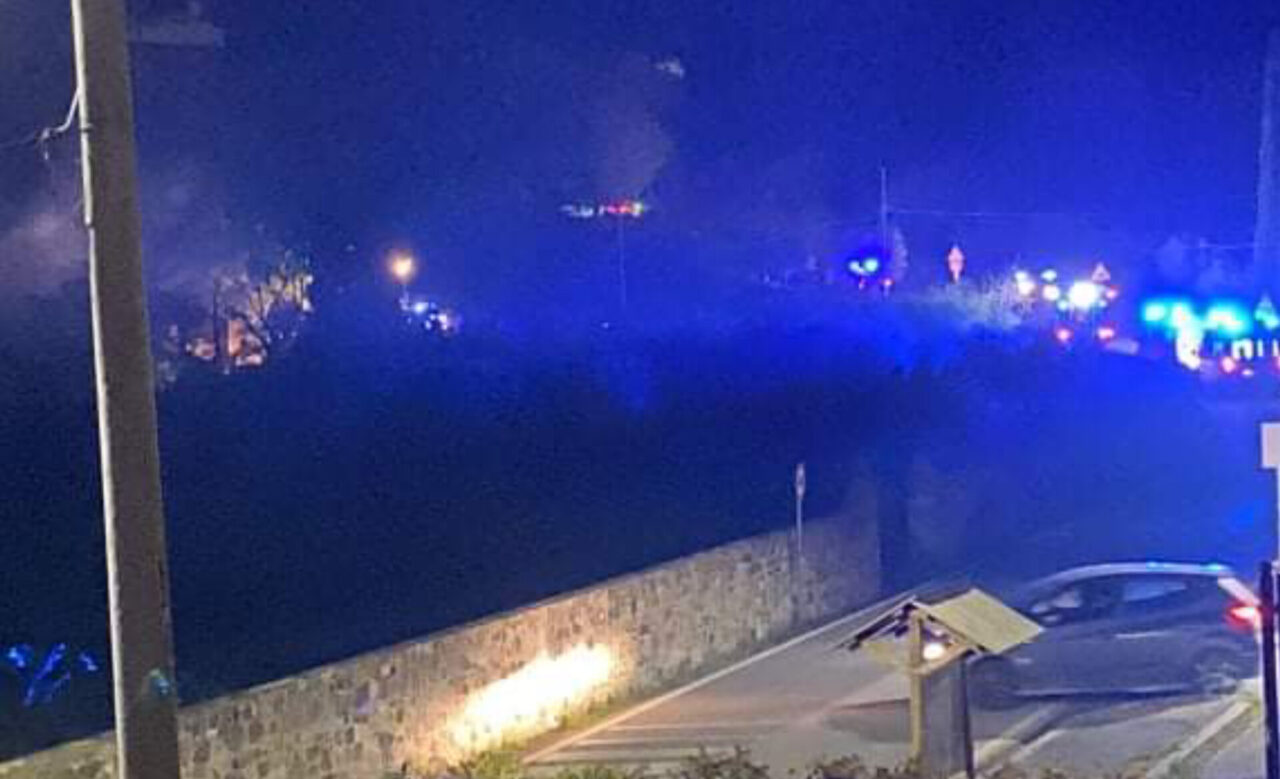 Incendio in corso in via di Gualdo, sul posto anche svariate ambulanze