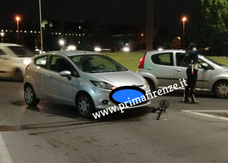 Scontro con un’auto: 26enne sul monopattino in gravi condizioni