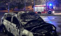 Auto in fiamme davanti al cimitero