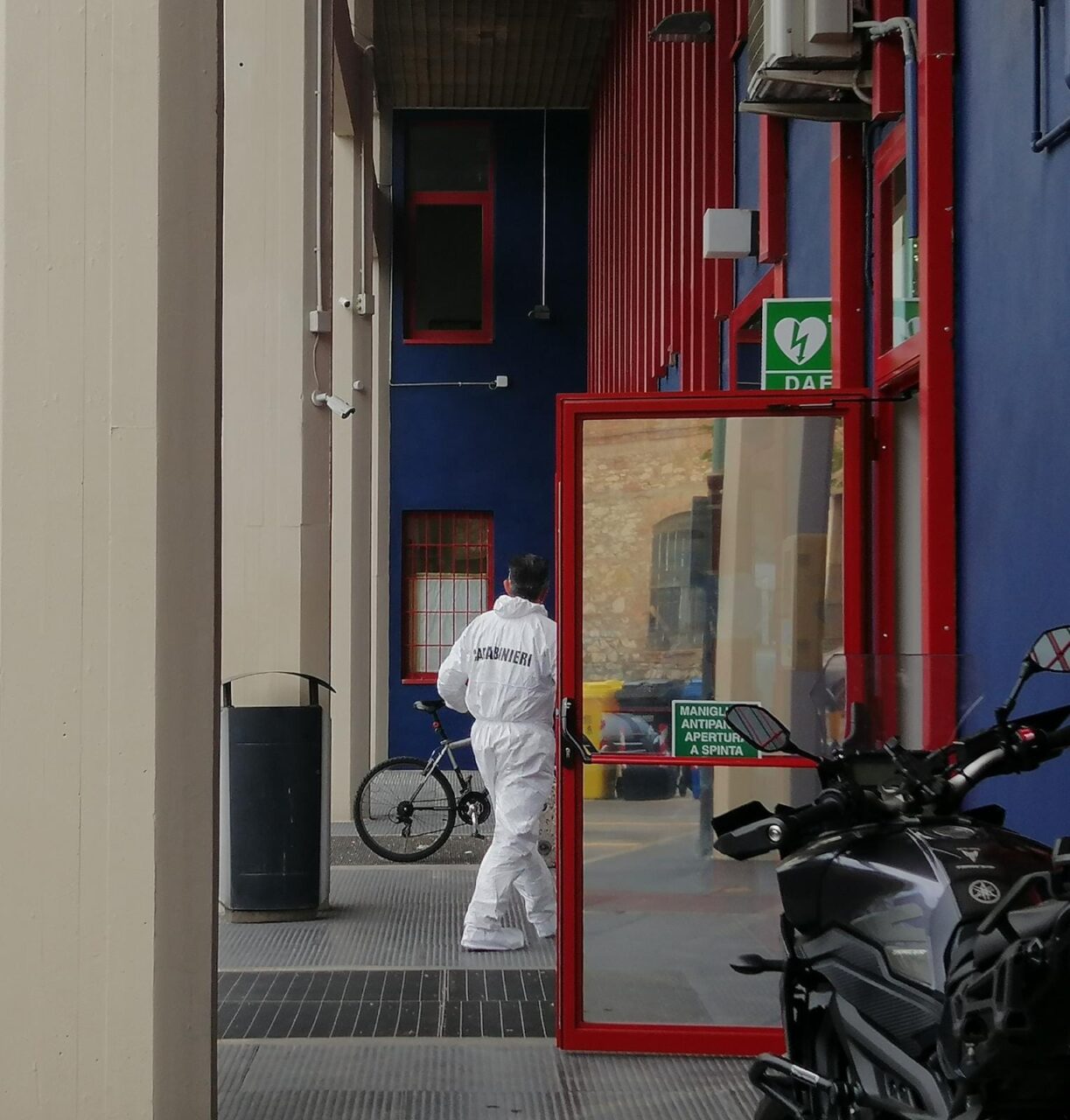 Prato, vigile urbano si uccide con la pistola all’interno del Comando