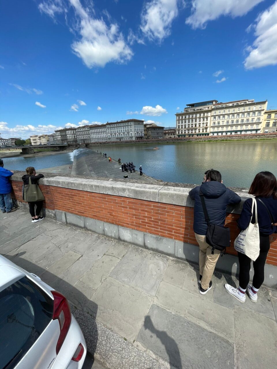 Precipitato in Arno dal ponte Vespucci: intervento in corso di vigili del fuoco e 118