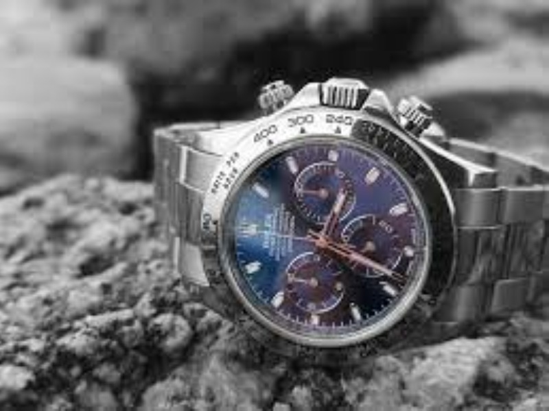 Braccio fuori dal finestrino dell’auto: le portano via il Rolex