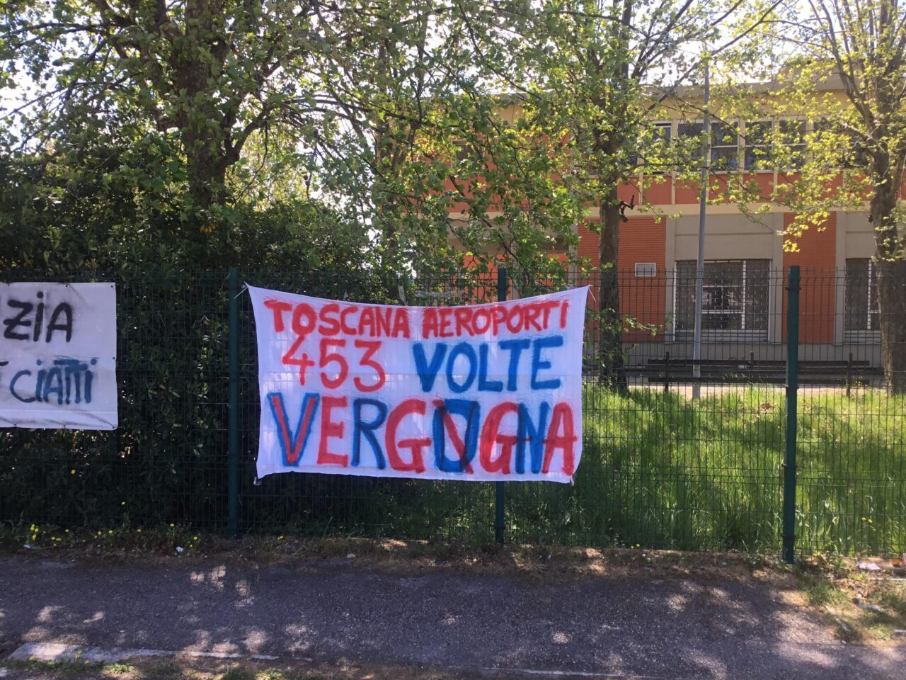 All’Osmannoro uno striscione contro la vendita della società “Toscana Aeroporti Handling”