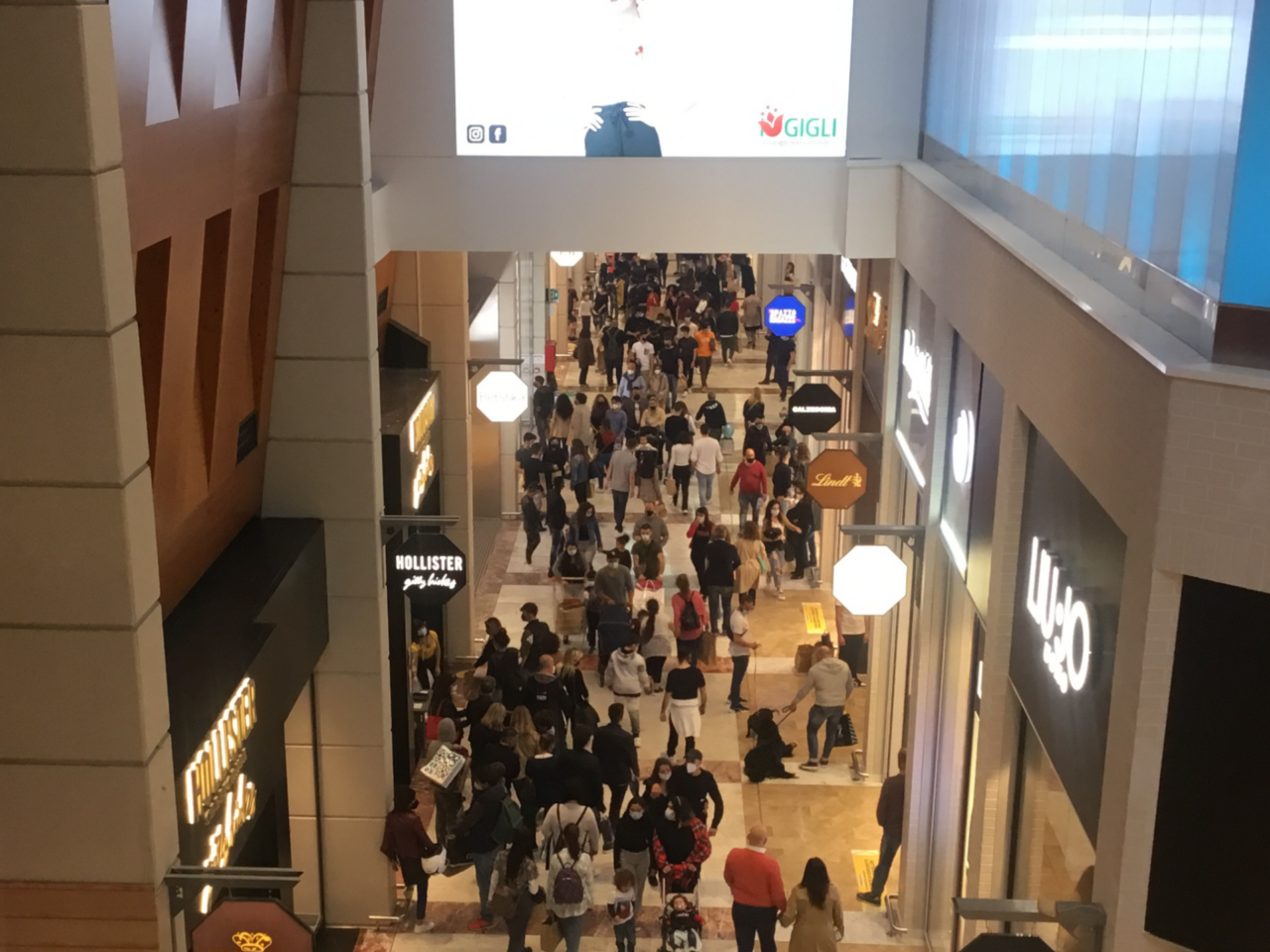 Da oggi hanno riaperto i centri commerciali nel week end…ed è subito folla di persone – Guarda le foto